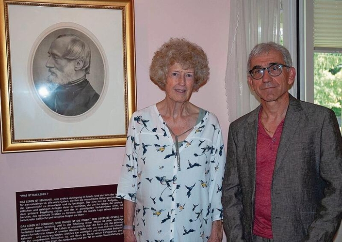 Ruth Zurschiede, Vize-Präsidentin der Mazzini-Stiftung und Franco Supino, Präsident der Stiftung, vor dem Gemälde von Giuseppe Mazzini im Gedenkzimmer.