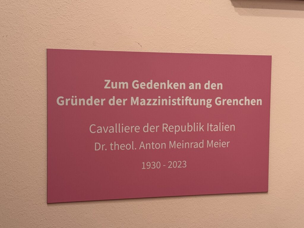 Gedenktafel mit Inschrift: Zum Gedenken an den Gründer der Mazzinistiftung Grenchen – Cavalliere der Republik Italien Dr. theol. Anton Meinrad Meier – 1930 - 2023